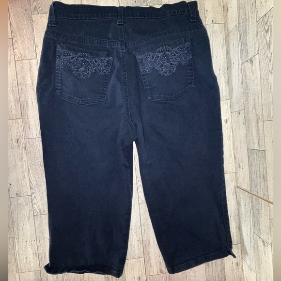 Gloria Vanderbilt Amanda Capris (2 pairs one white & one denim) - Picture 8 of 10